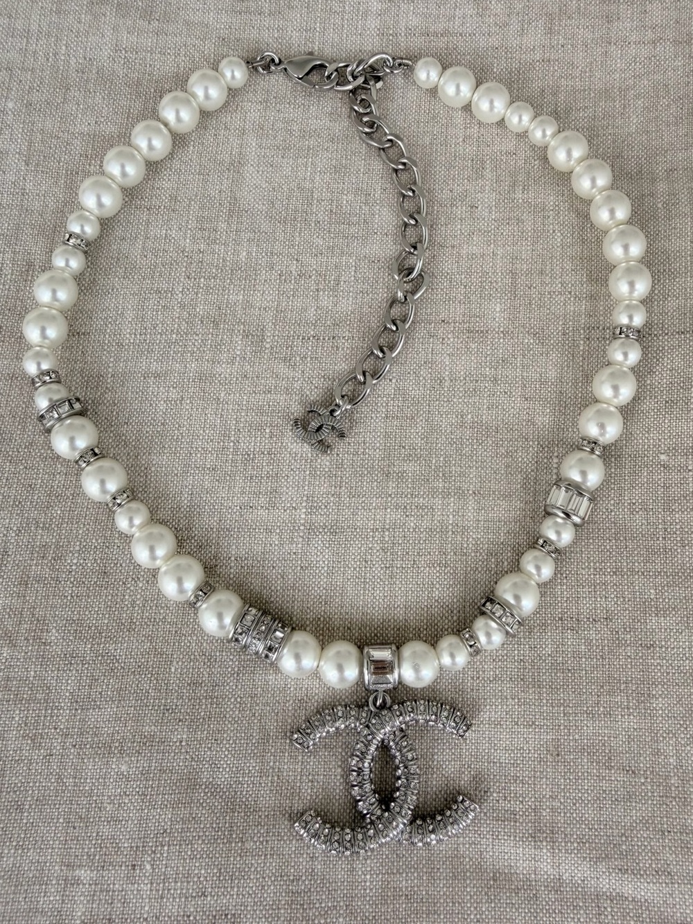 CHANEL Pearl Choker Necklace with Crystal CC Pendant - White/Silver
